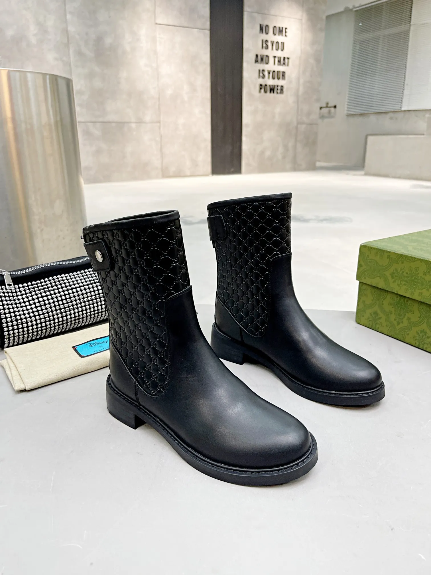 👟👟Ex-factory price 600👟👟 Gucci | Gucci short boots small embossed model ²⁰²¹𝐬𝐬 ⭐️ G home main series classic full cowhide printed embossing original classic never goes out of style 👟👟representative of classic hot style double G embossed As an iconic symbol of the brand with a distinctive style, each logo contains the brand's unique historical heritage and value pursuit, interpreting the fashionable and timeless aesthetic concept with enduring charm. Classic brand logo, brand spirit. ❥Gucci purchasing agent level! Full of high-end feel! This is a popular model among bloggers at home and abroad. It makes your feet look slender. It feels so beautiful on your feet! Upper: Original calfskin Lining: Imported sheepskin lining Outsole: Original molded outsole Shoe shaft height: 25cm Heel height: 4cm Shoe size: 35-39 (34, 40, 41 can be customized) Packaging: Original high-end full set of green packaging
